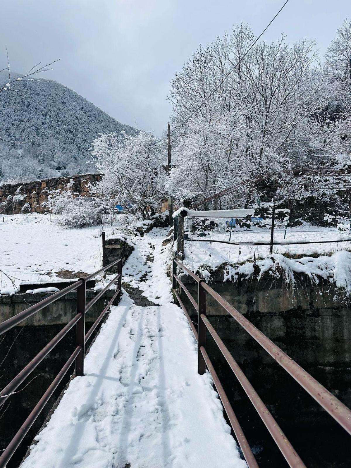 Hotel Valls Valira Os de Civís Kültér fotó